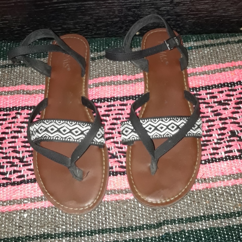 Black and White TOMS Sandal Size 8W